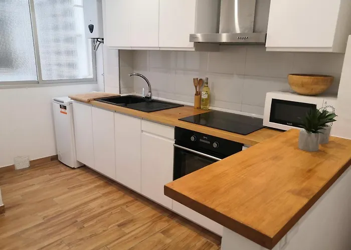 & Renovated 3-bedroom Flat * Málaga